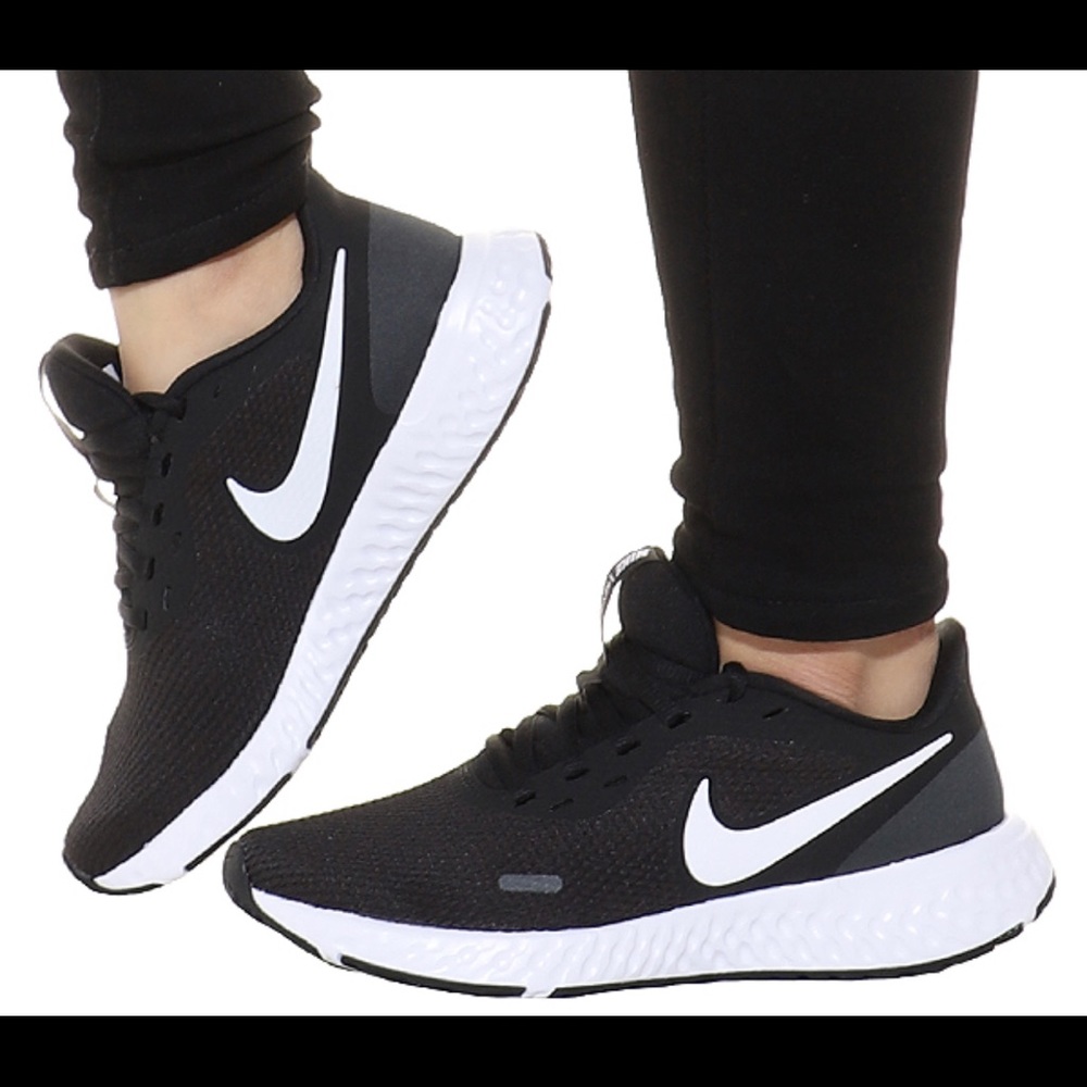 WOMEN'S NIKE REVOLUTION 5 RUNNING SHOES